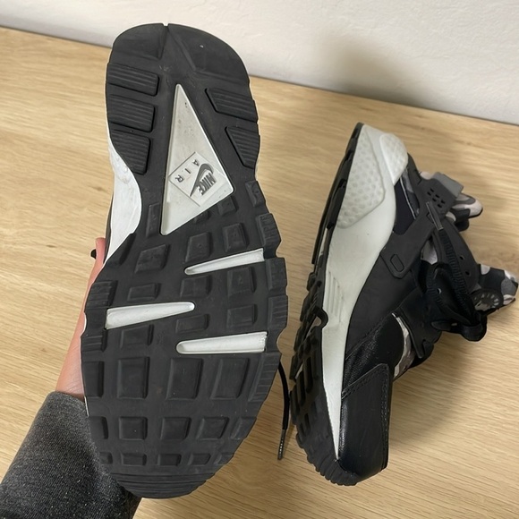 Nike Air Hurache Black Women’s Camoflague Shoes Size 8 - Picture 5 of 6